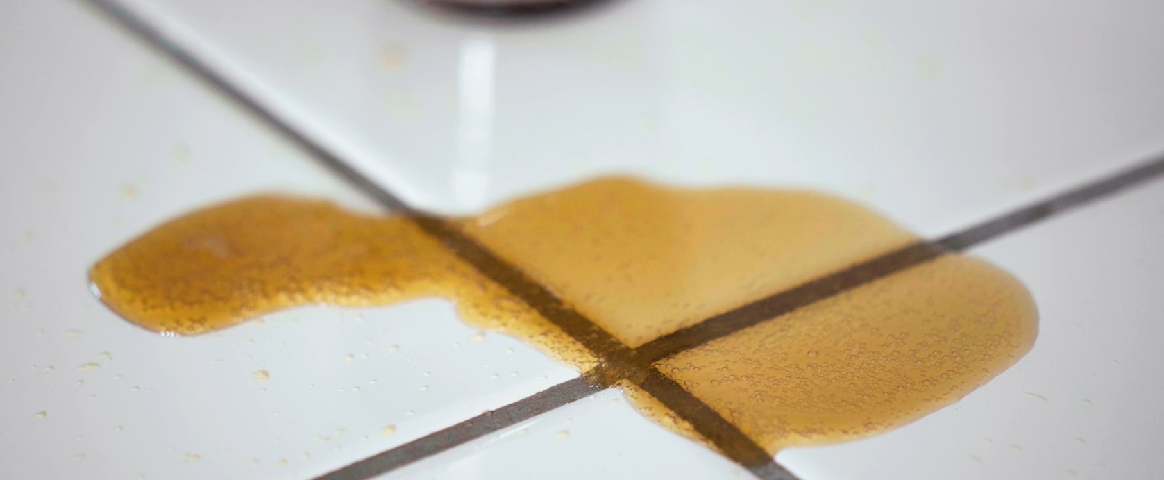 Colafleck auf Fliese