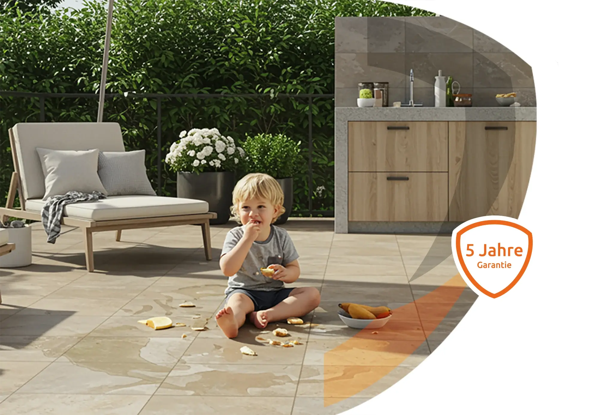 Kind auf Terrassenplatten, 5 Jahre Garantie auf SteinSchutzPro