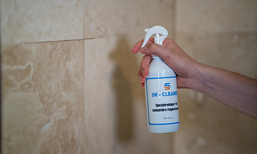 Reinigung der Fugen vor der Anwendung